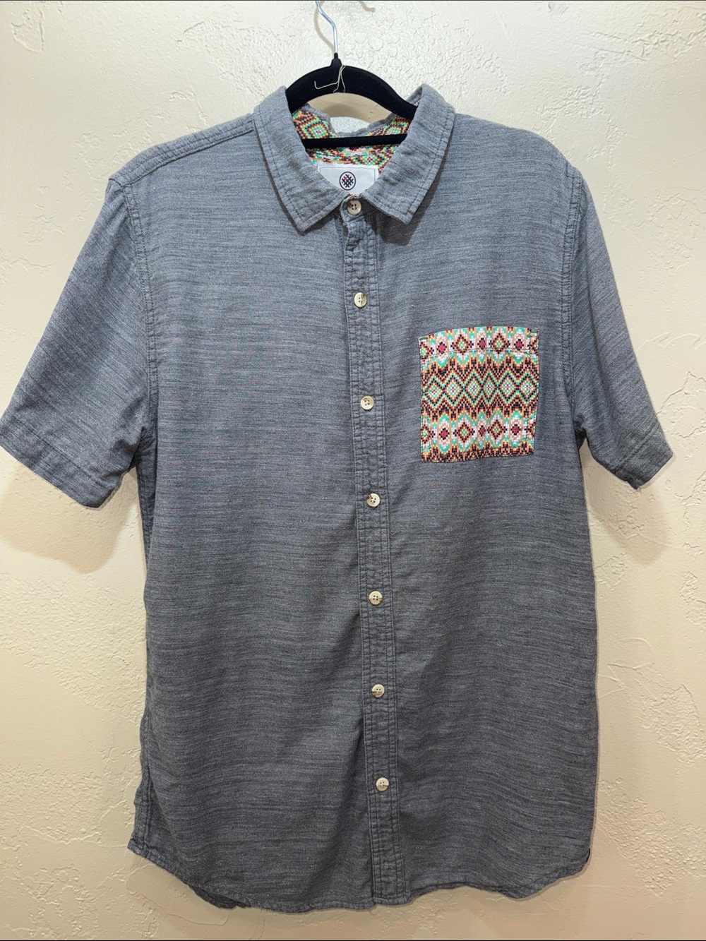 on the‎ byas Heather Gray Short-Sleeve Button-Down Shirt with Patterned Pocket M